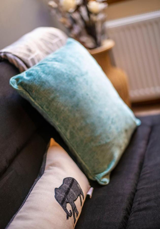 Stylish 2 Bedroom - 2 Miles Inverness City Centre エクステリア 写真