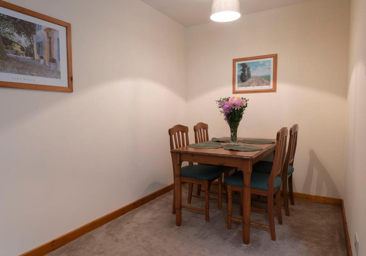 Stylish 2 Bedroom - 2 Miles Inverness City Centre エクステリア 写真
